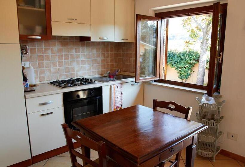 דירת שני חדרים, Rea Villa