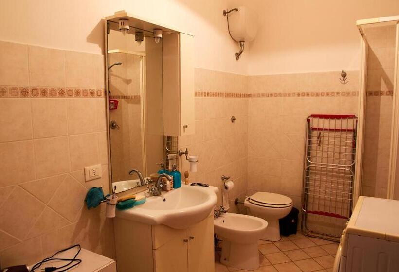 דירת שני חדרים, Rea Villa