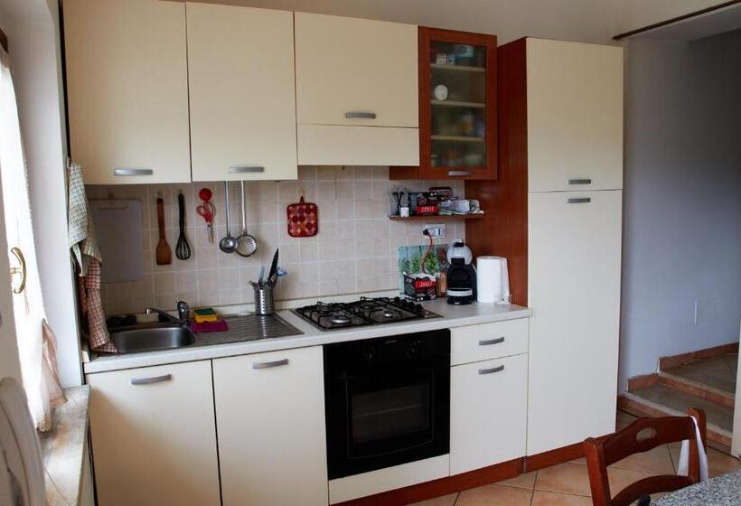 דירת שני חדרים, Rea Villa