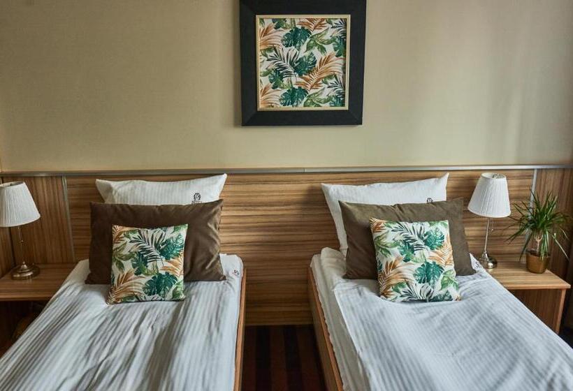 غرفة قياسية مزوَّدة بتراس, Dworek