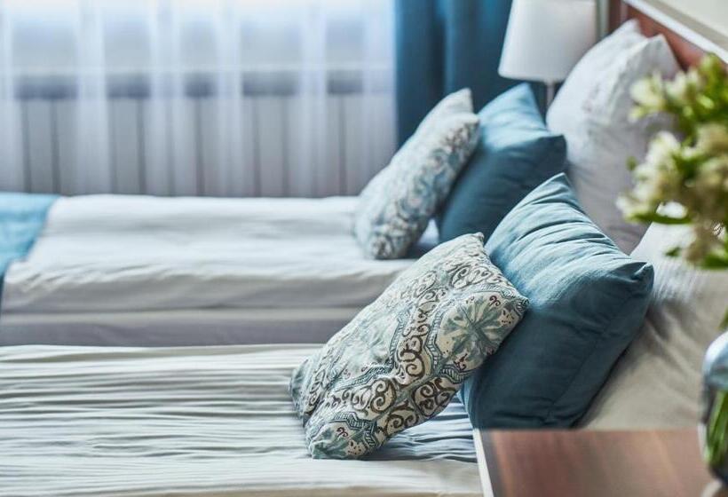 غرفة قياسية مزوَّدة بتراس, Dworek