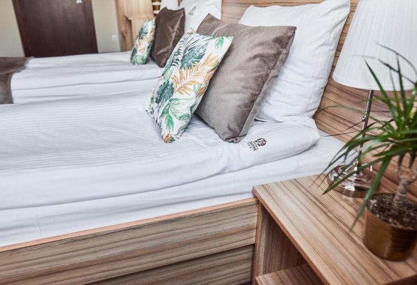 غرفة قياسية مزوَّدة بتراس, Dworek