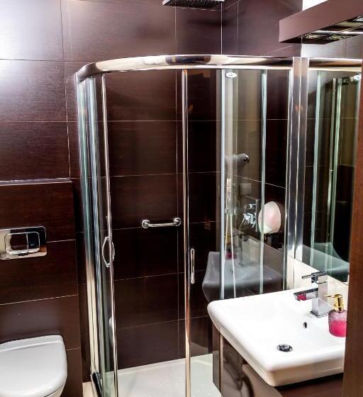 غرفة قياسية مزوَّدة بتراس, Dworek