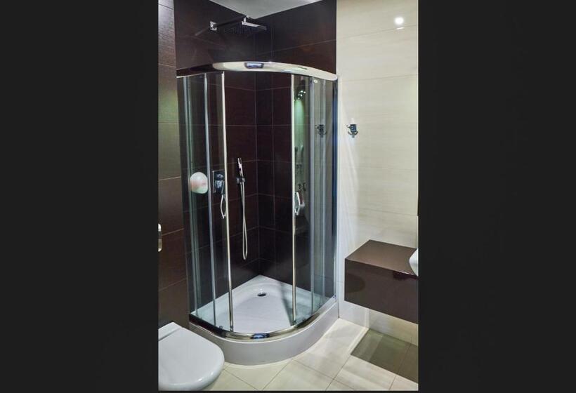 غرفة قياسية مزوَّدة بتراس, Dworek