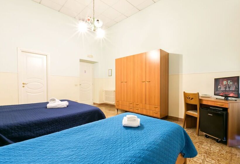 חדר סטנדרט לשלושה, Sisters Hostel