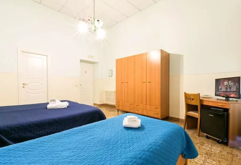 اتاق استاندارد سه نفره, Sisters Hostel