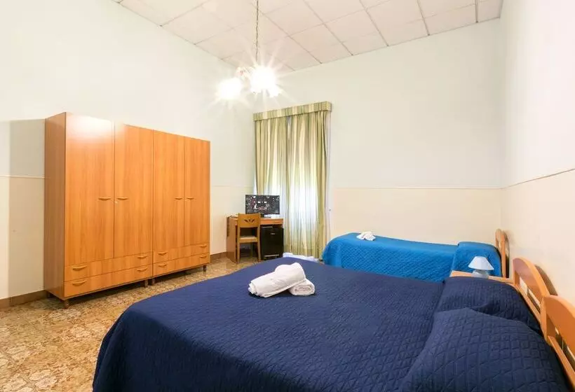 اتاق استاندارد سه نفره, Sisters Hostel