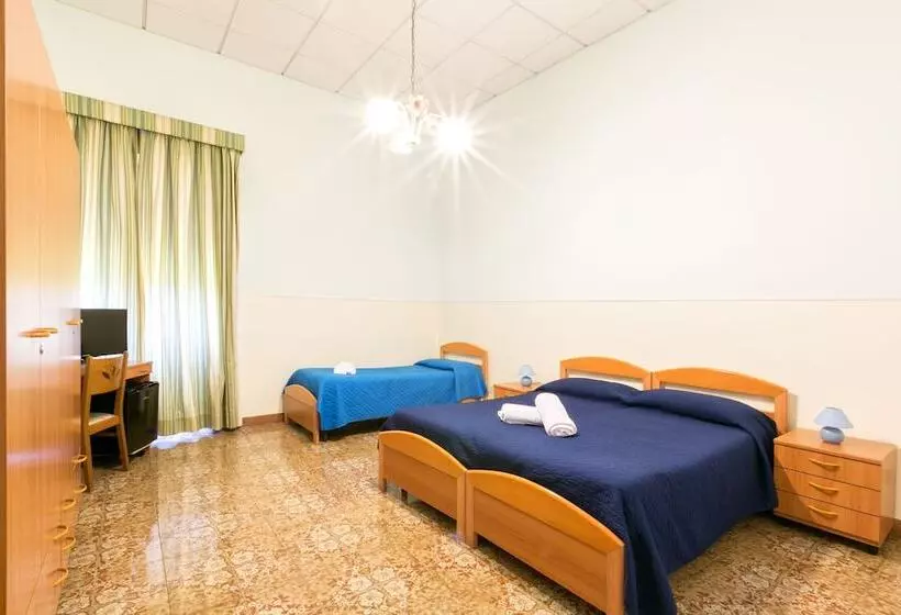 اتاق استاندارد سه نفره, Sisters Hostel