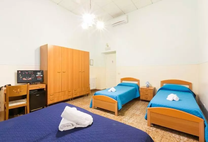 اتاق استاندارد چهار تخته, Sisters Hostel