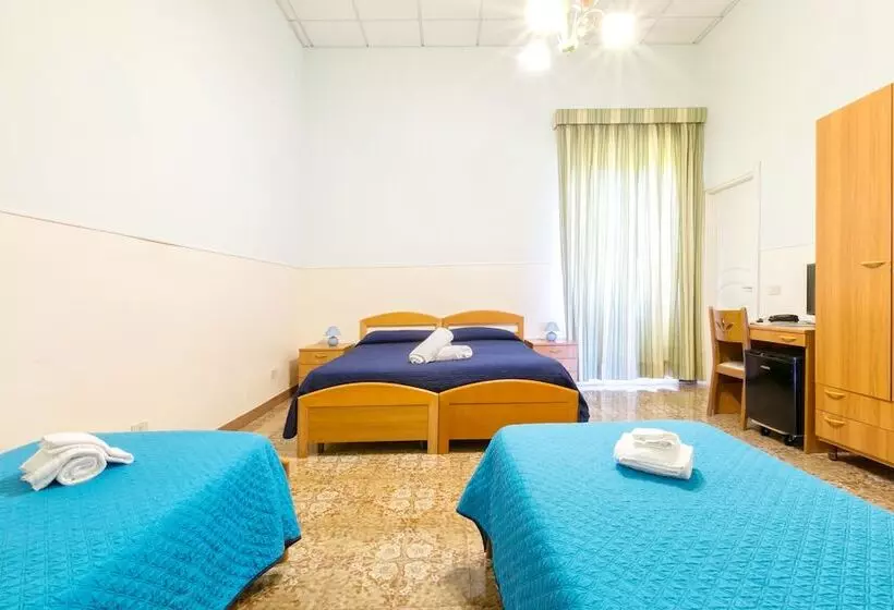 اتاق استاندارد چهار تخته, Sisters Hostel