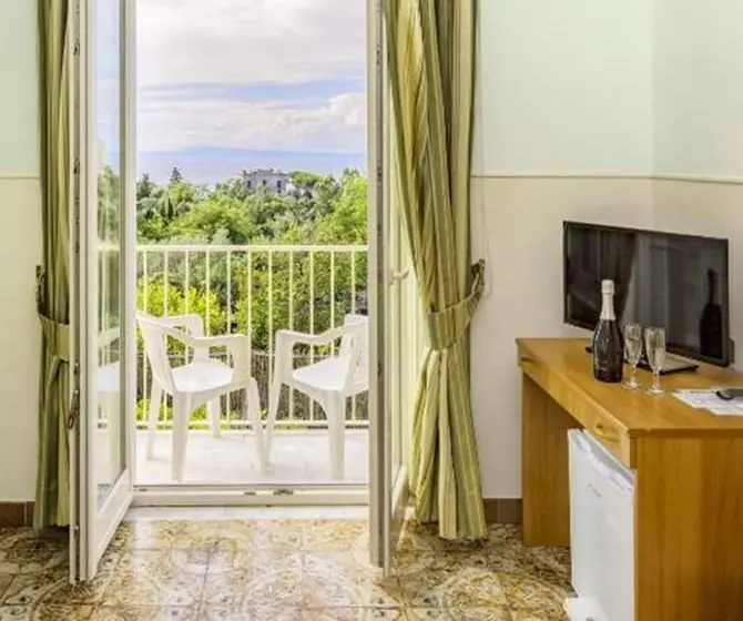 اتاق استاندارد با چشم‌انداز دریا, Sisters Hostel