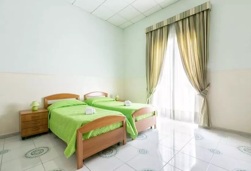 اتاق استاندارد با چشم‌انداز دریا, Sisters Hostel