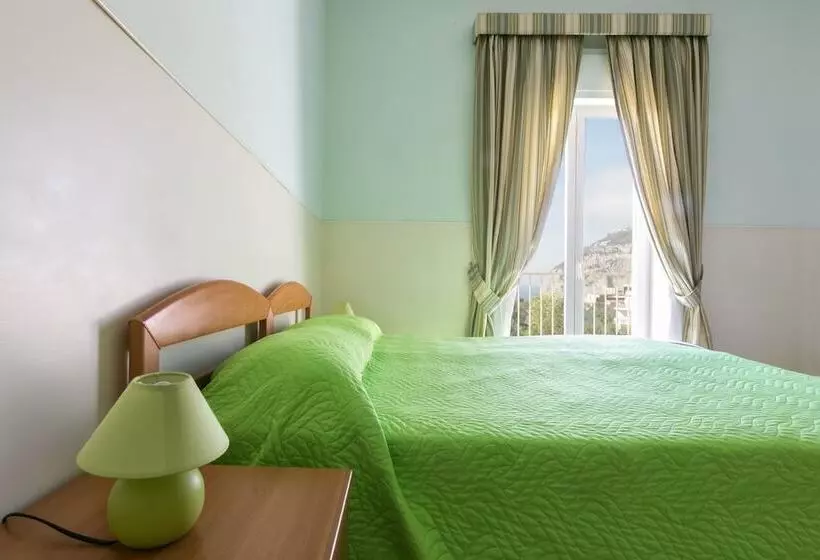 اتاق استاندارد با چشم‌انداز دریا, Sisters Hostel