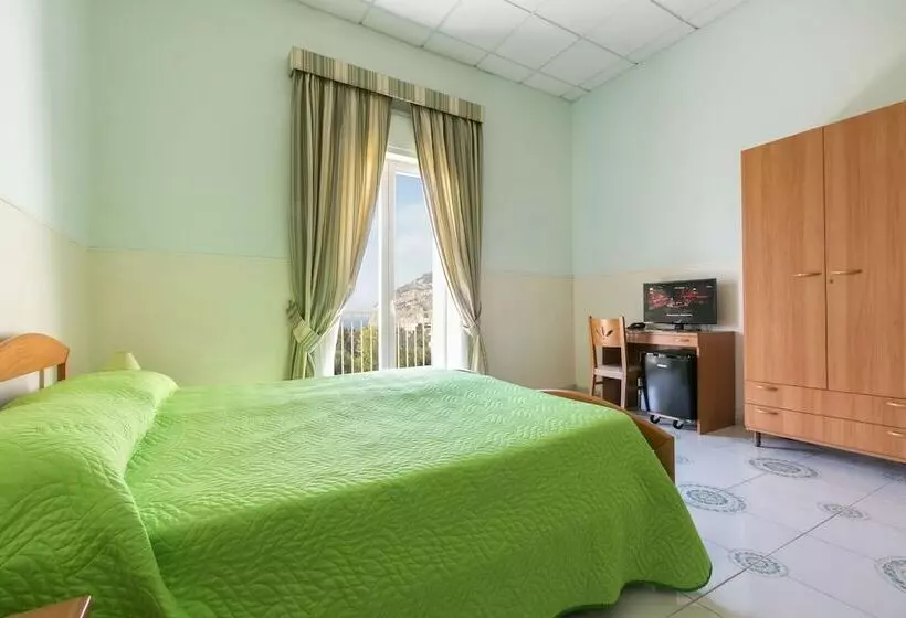 اتاق استاندارد با چشم‌انداز دریا, Sisters Hostel