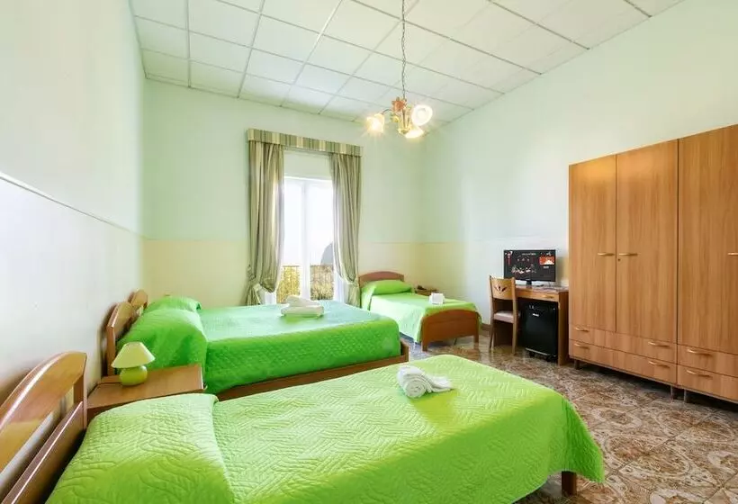 اتاق استاندارد چهار تخته با چشم‌انداز دریا, Sisters Hostel