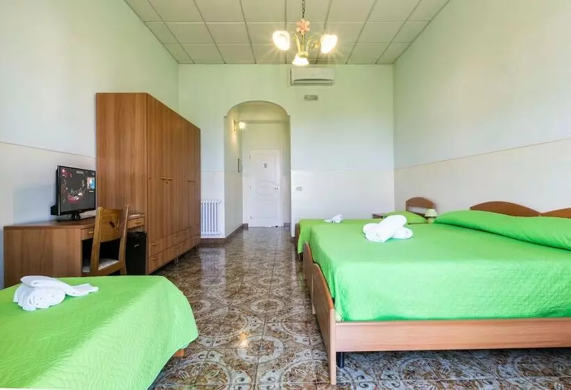 اتاق استاندارد چهار تخته با چشم‌انداز دریا, Sisters Hostel
