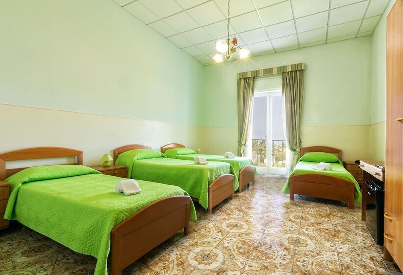 חדר סטנדרט לארבעה נוף לים, Sisters Hostel