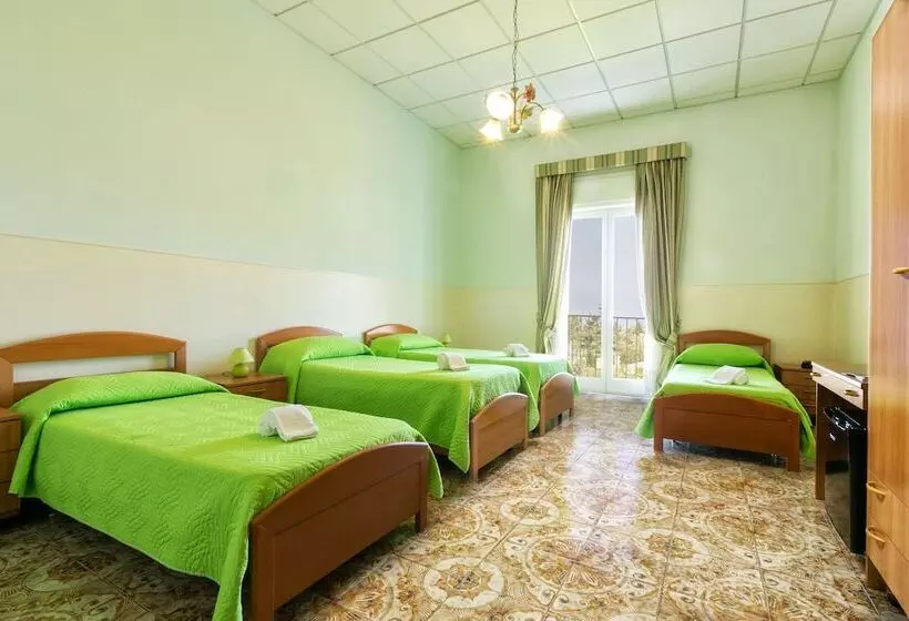 اتاق استاندارد چهار تخته با چشم‌انداز دریا, Sisters Hostel