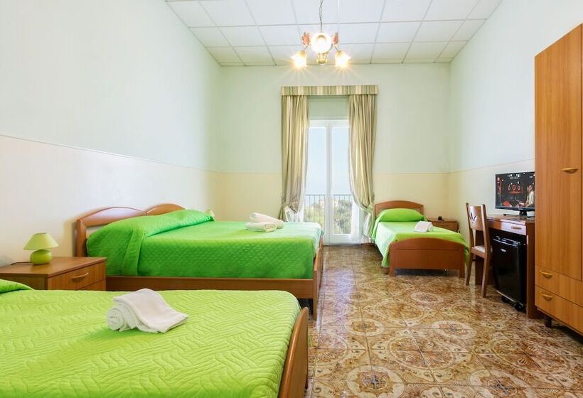 חדר סטנדרט לארבעה נוף לים, Sisters Hostel