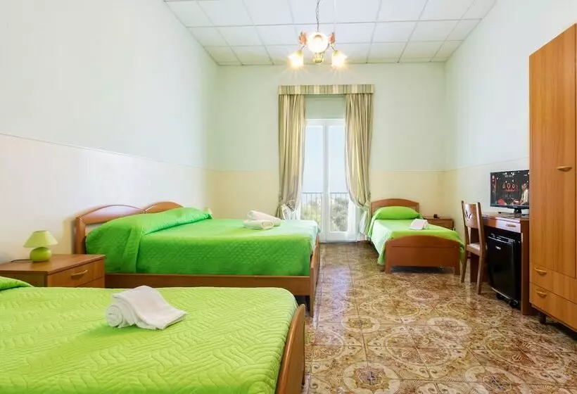 اتاق استاندارد چهار تخته با چشم‌انداز دریا, Sisters Hostel