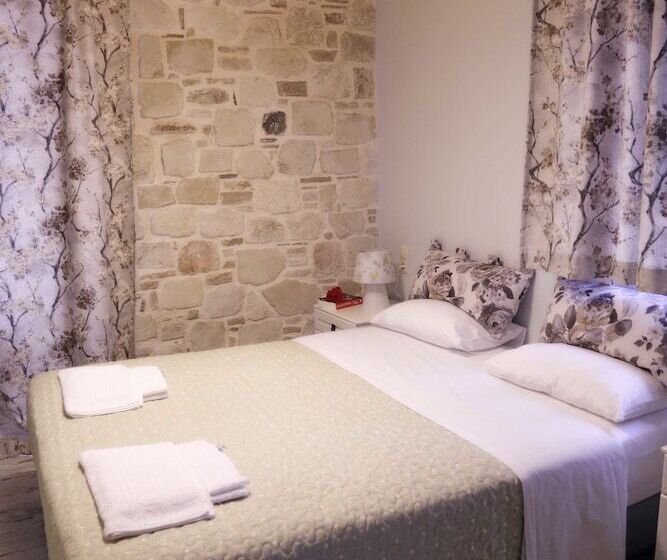 דירת חדר דלוקס, Asion Lithos