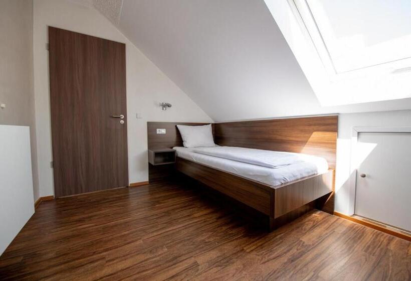 스탠다드 트리플 룸, Garni Hotel Henn