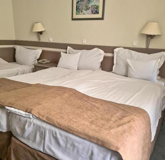 اتاق استاندارد سه تخته با بالکن, Bellevue Metropol Lake Resort