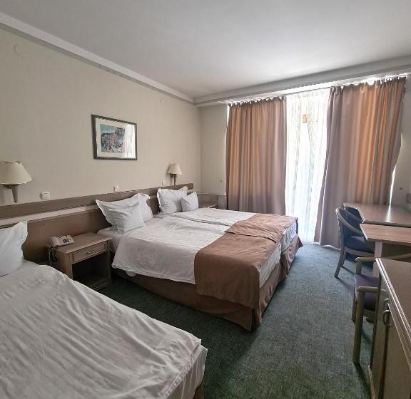 اتاق استاندارد سه تخته با بالکن, Bellevue Metropol Lake Resort