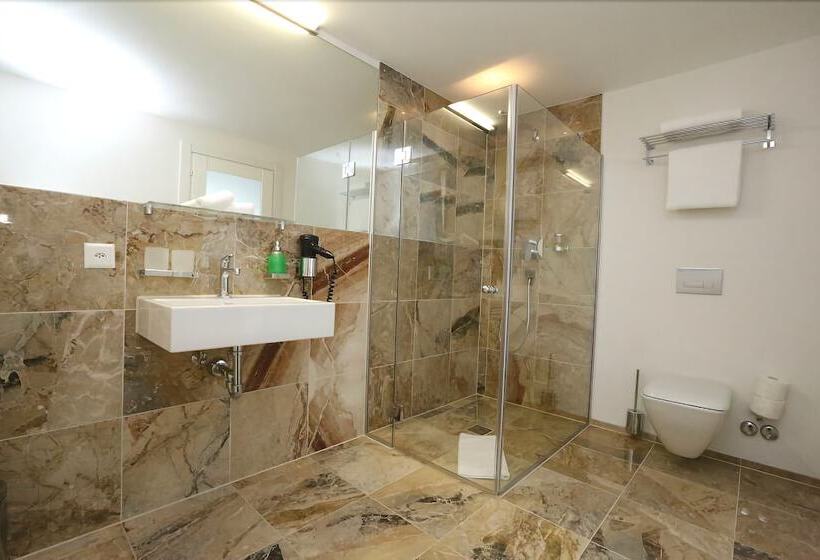 חדר משפחתי, Businesshotel Lux