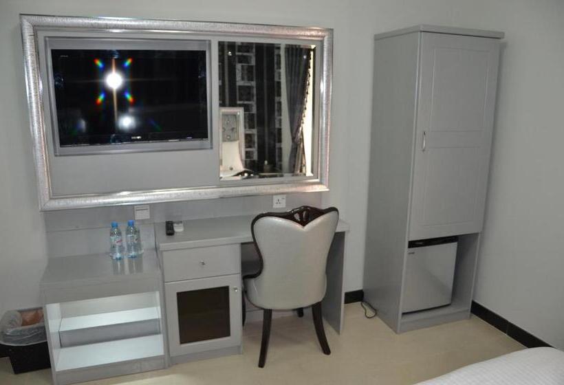 标准三人间, White Fort