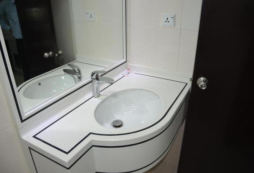 标准三人间, White Fort