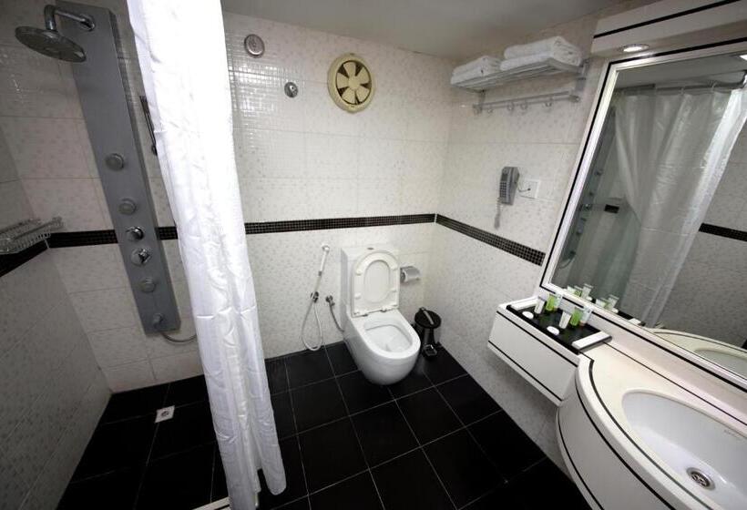 标准三人间, White Fort