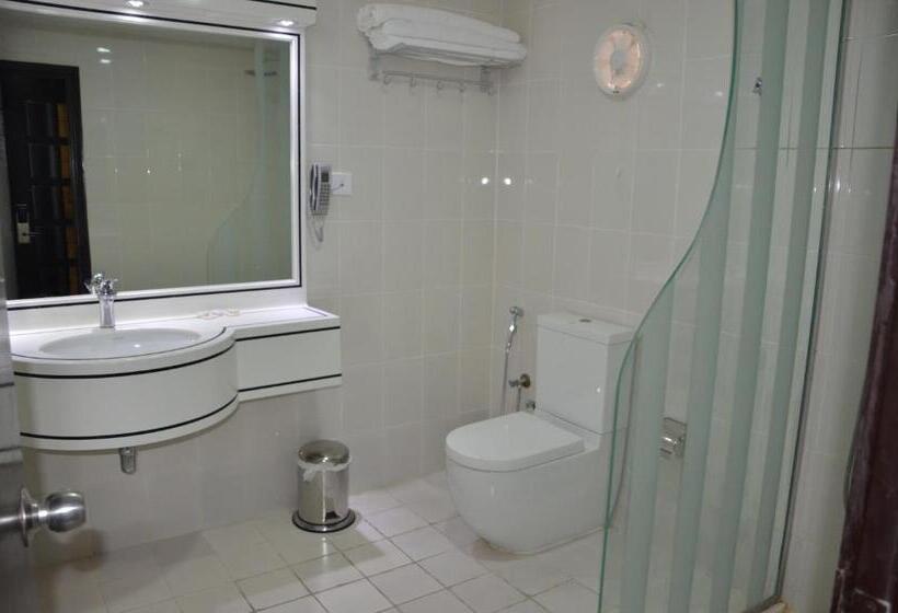 标准三人间, White Fort