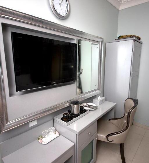 标准三人间, White Fort