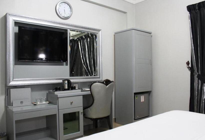 标准三人间, White Fort