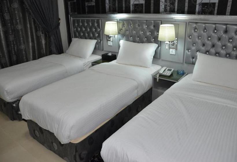 标准三人间, White Fort