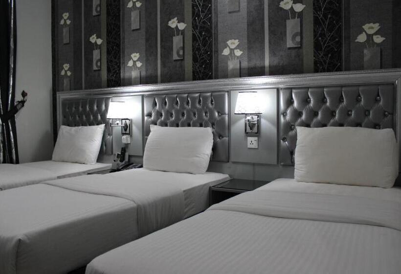 标准三人间, White Fort