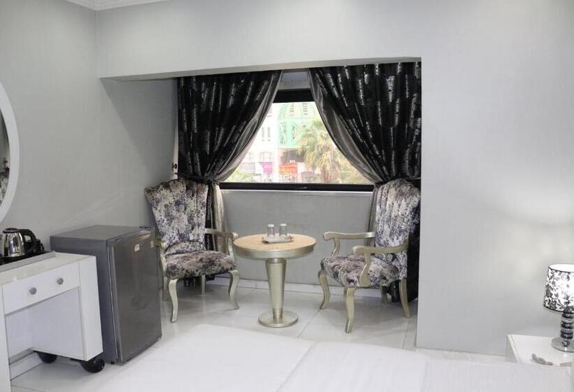 标准三人间, White Fort