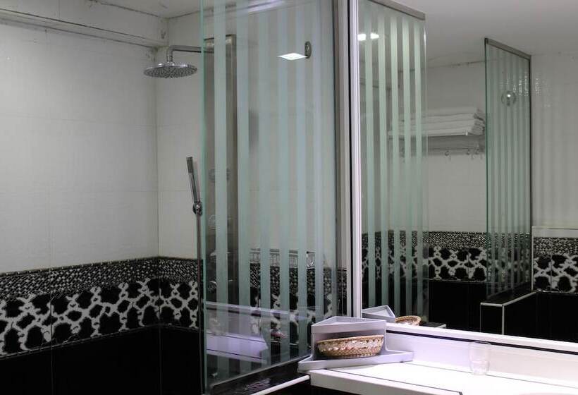 标准三人间, White Fort