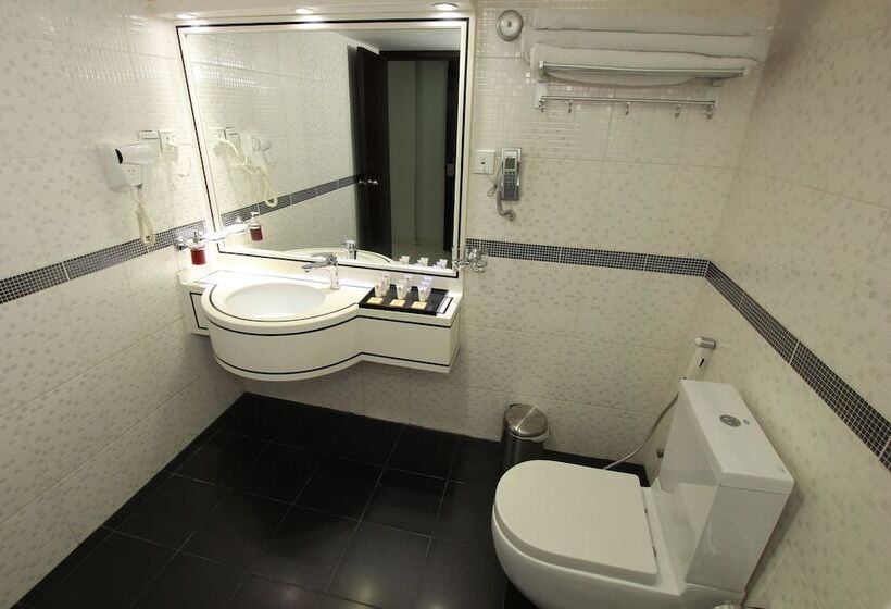 标准三人间, White Fort