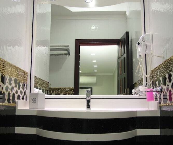 标准三人间, White Fort