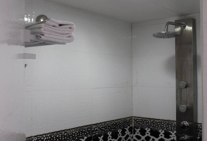 标准三人间, White Fort