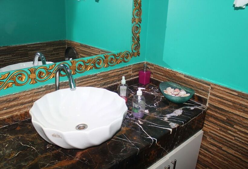 标准三人间, White Fort