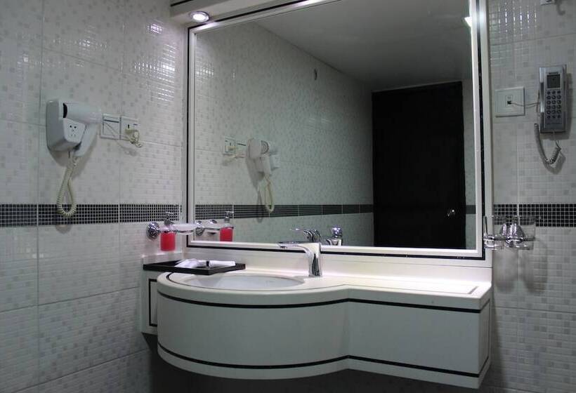 家庭间, White Fort