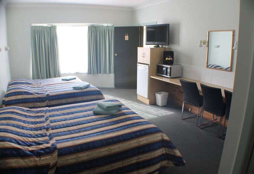 חדר משפחתי, Lake Forbes Motel