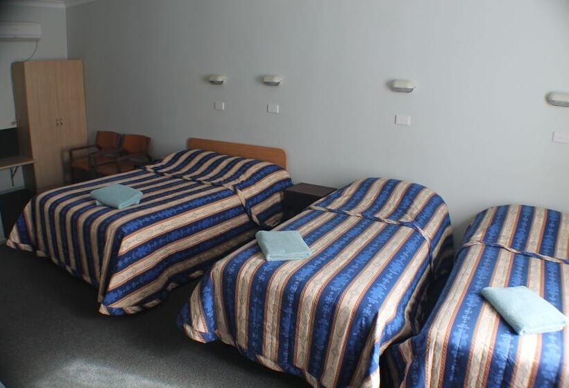 חדר משפחתי, Lake Forbes Motel