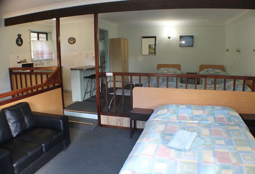 Семейный Номер, Lake Forbes Motel