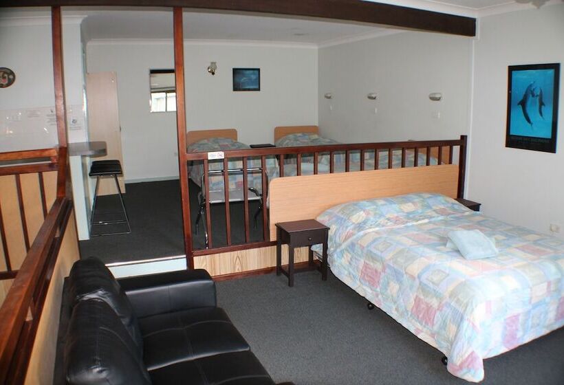 חדר משפחתי, Lake Forbes Motel