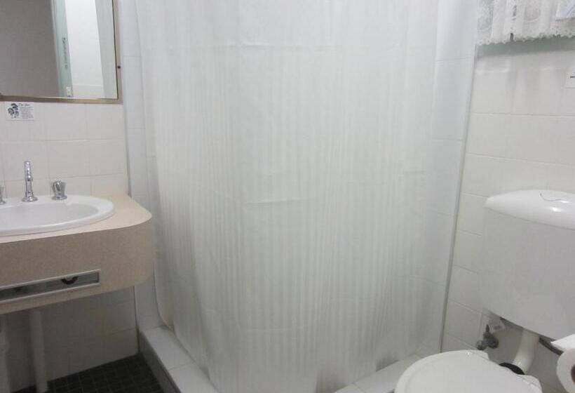 חדר משפחתי, Lake Forbes Motel