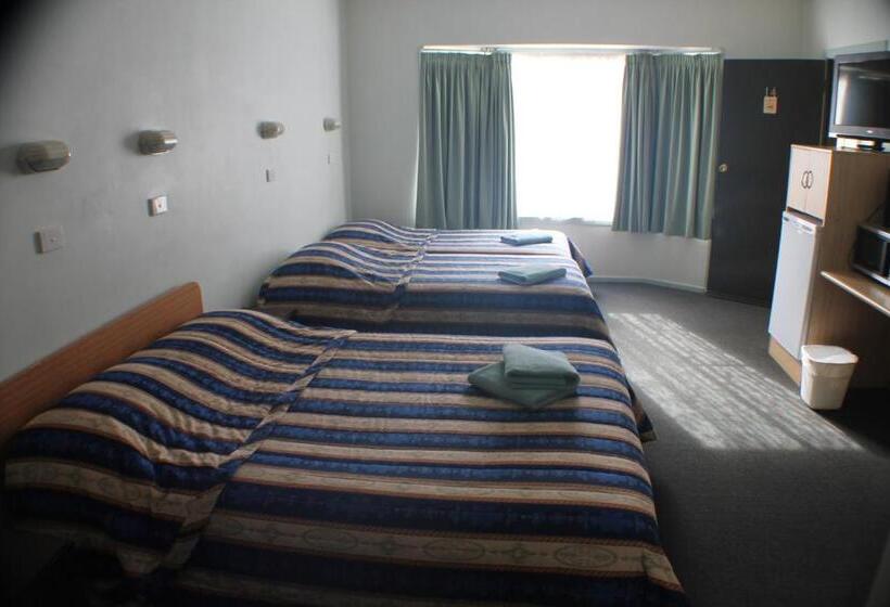 חדר משפחתי, Lake Forbes Motel